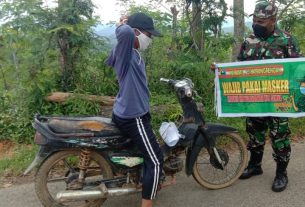 Kedapatan Tidak Menggunakan Masker, Ini Yang Diberikan Petugas Kepada Warga