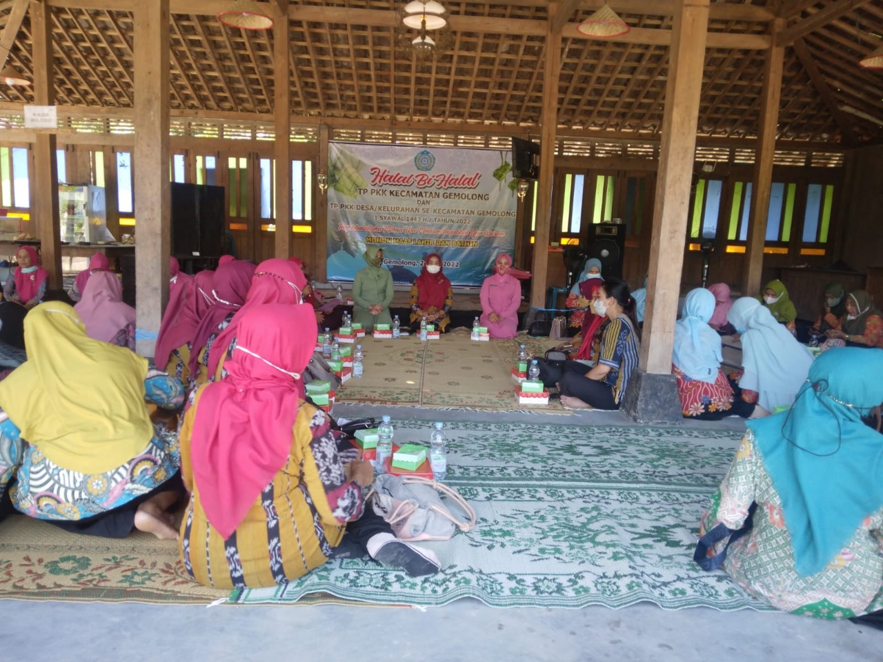 Kodim Sragen - Kemeriahan Acara Halal Bi Halal Ketua Persit Ranting Gemolong Bersama Ibu PKK Gemolong