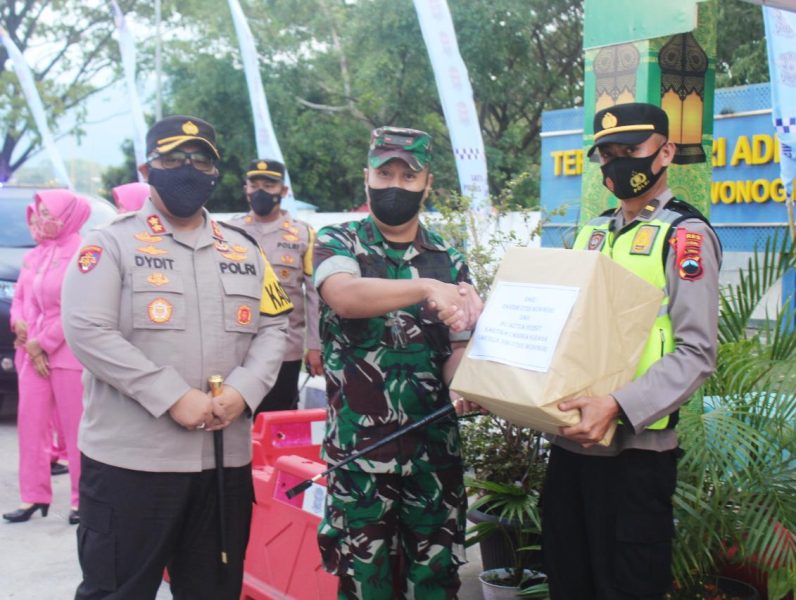 Kunjungi Pos Pengamanan Lebaran, Dandim Dan Kalpolres Wonogiri Beserta Rombongan Begikan Bingkisan Kepada Petugas