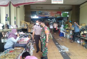 Laksanakan Patroli PPKM Di Pasar Tradisional Serda Agus Himbau Masyarakat Taati Prokes