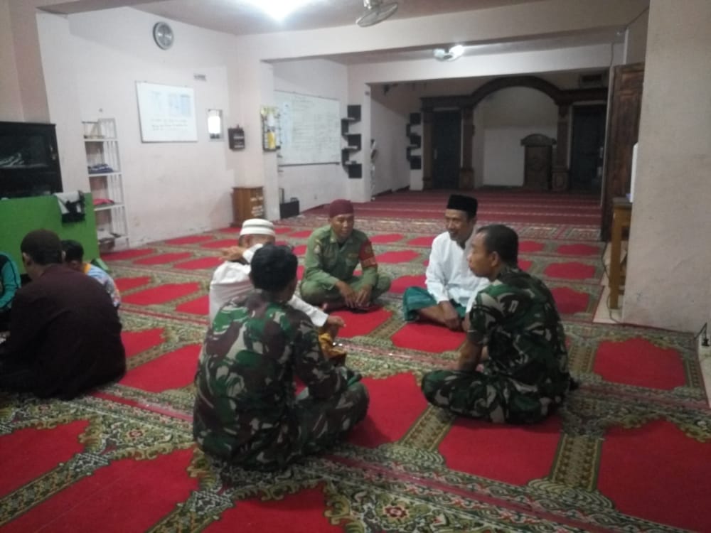 Danramil 01/ Laweyan Laksanakan Silaturahmi Dengan Sholat Jum’at Berjamaah Bersama Warga