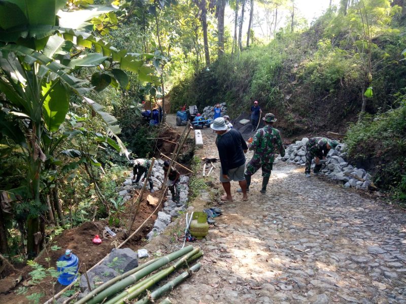 Optimalkan Hasil, TNI dan Rakyat Bahu-Membahu Bangun Talud