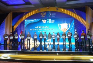 PLN Raih Penghargaan Mitra BUMN Champion 2022 dari Erick Thohir