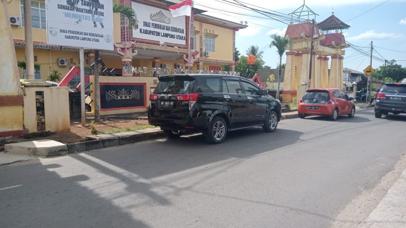 Parkir liar Depan Kantor Disdikbud sebabkan kemacetan