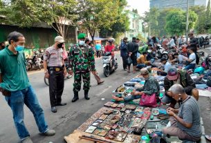 Pasar Elpabes Solo Menjadi Sasaran Penerangan PPKM Oleh Babinsa Kelurahan Setabelan, Ini Alasannya