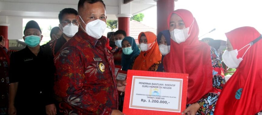 Pemerintah Kabupaten Lampung Selatan Berikan Intensif kepada Guru Honorer