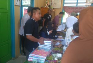 Peratin kampung Jawa bagikan buku tulis untuk anak sekolah