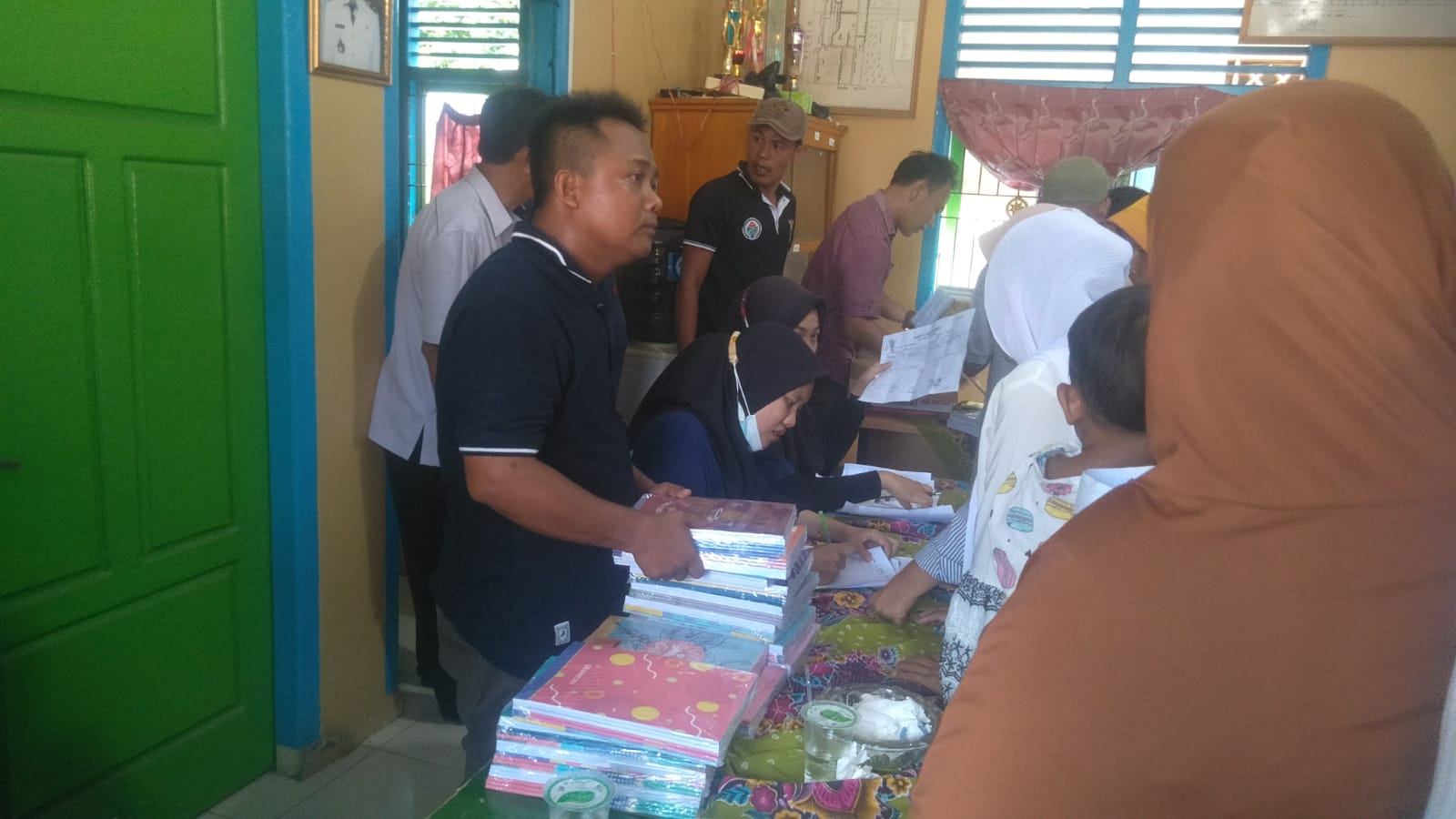 Peratin kampung Jawa bagikan buku tulis untuk anak sekolah