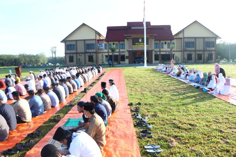 Ratusan personil Polres Tubaba Polda Lampung melaksanakan sholat ied di Halaman Polres Tubaba.