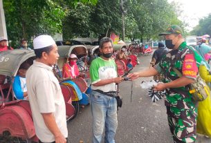 Sambangi Pasar Cinderamata, Babinsa Kelurahan Kauman Bagikan Masker Gratis