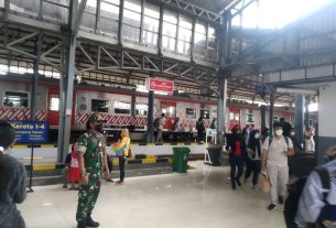 Sambangi Stasiun Purwosari, Sertu Murdianto Himbau Penumpang Kereta Api Taati Prokes