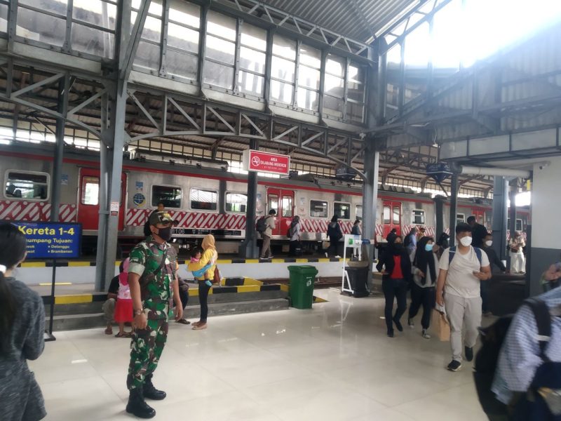 Sambangi Stasiun Purwosari, Sertu Murdianto Himbau Penumpang Kereta Api Taati Prokes