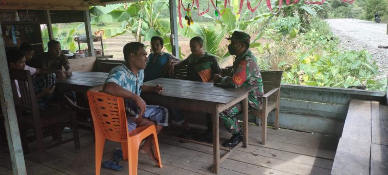Sambil Berlebaran Ke Desa Binaan, Babinsa Koramil 11/Woyla Timur Sampaikan Pesan Protokol Kesehatan