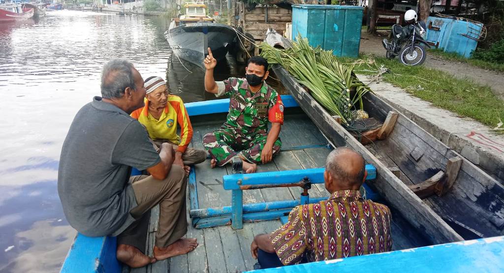 Santai Namun Pasti, Serma Yusmar Chandra lmbau Nelayan Untuk Berhati - hati Saat Melaut