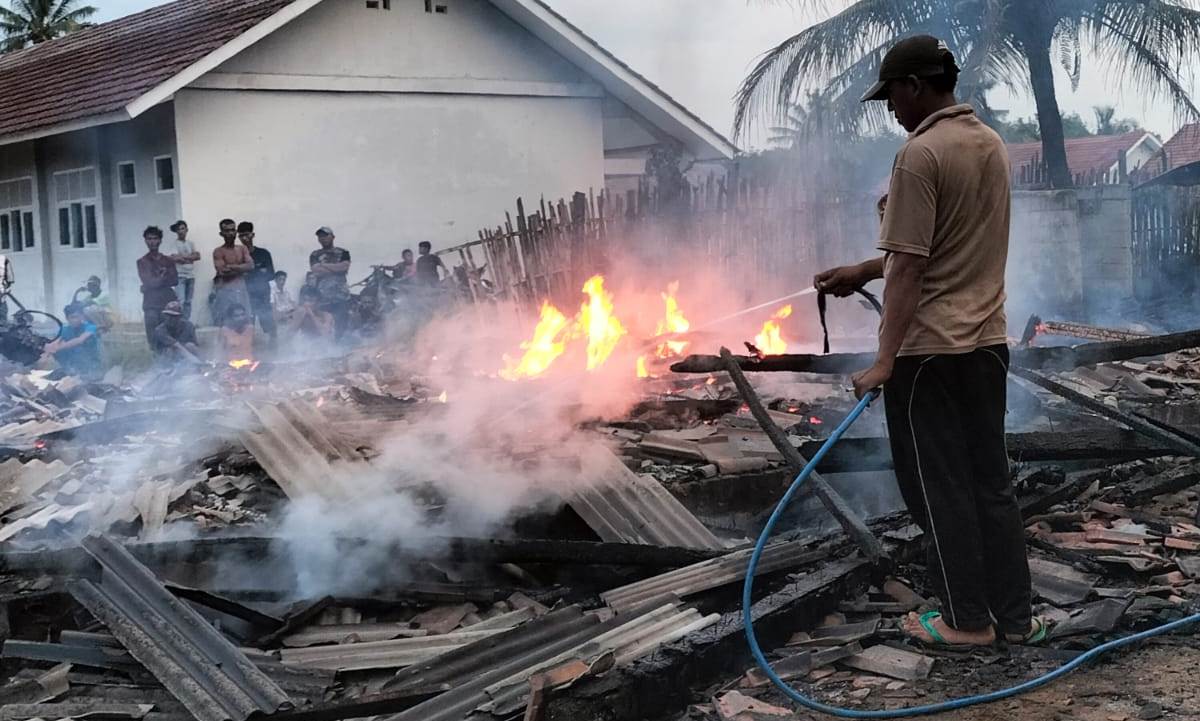 Satu unit Rumah warga Tiyuh Gunung Menanti Ludes Tebakar