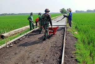 Semangat Gotong royong Pembuatan Rabat beton di Tawang, Weru, Sukoharjo terus dikebut.