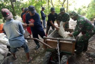 Semangat TNI Dan Warga Tak Pernah Kendor Kerjakan Sasaran Dalam TMMD
