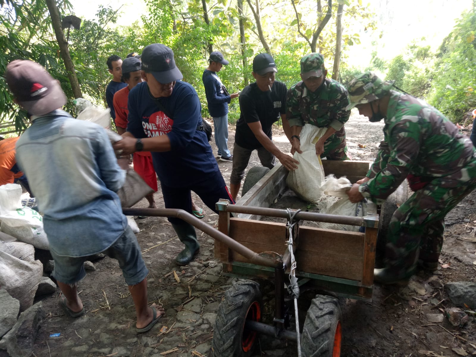 Semangat TNI Dan Warga Tak Pernah Kendor Kerjakan Sasaran Dalam TMMD