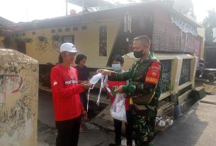 Serka Isdiyanto Aktif Cek Prokes Dan Bagikan Masker Gratis Kepada Warga