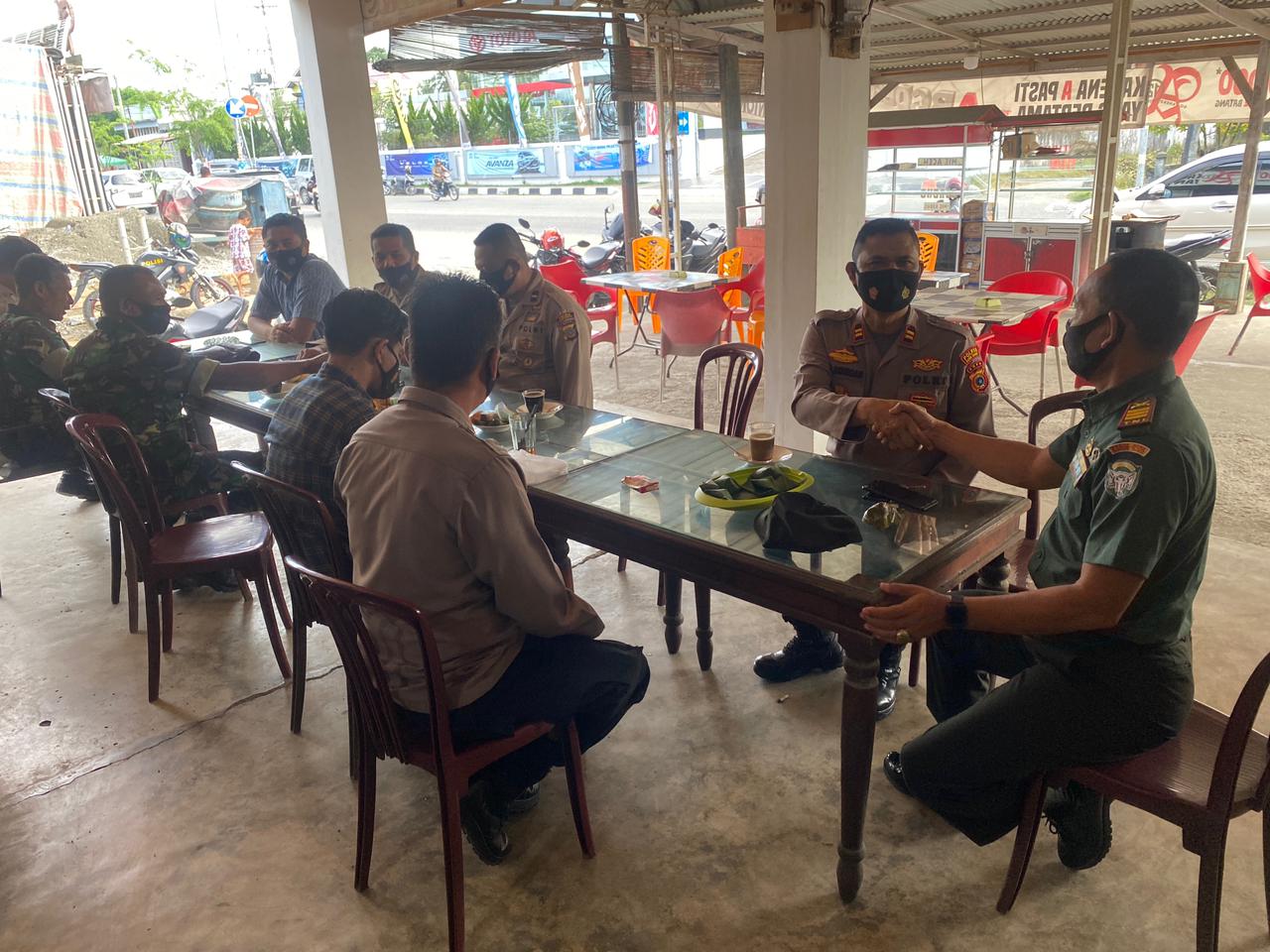 TNI - Polri Ngopi Bareng Sambil Diskusi Terkait Prokes, Sikamtibmas Hingga PMK Hewan Ternak
