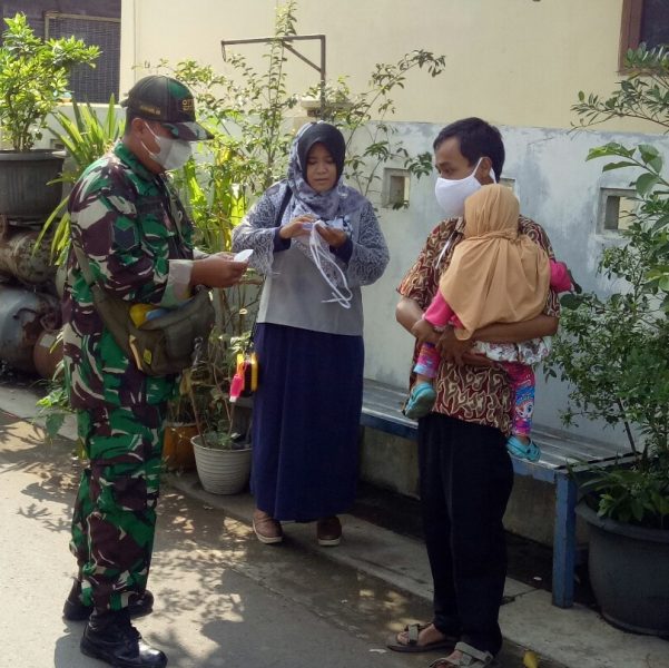 Tak Ada Kata Lelah Atau Bosan, Babinsa Sangkrah Bagikan Masker di Wilayah