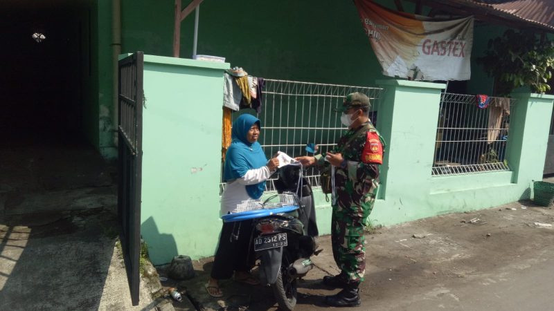 Tak Ada Kata Lelah, Babinsa Kelurahan Sangkrah Terus Bagikan Masker Gratis di Wilayah