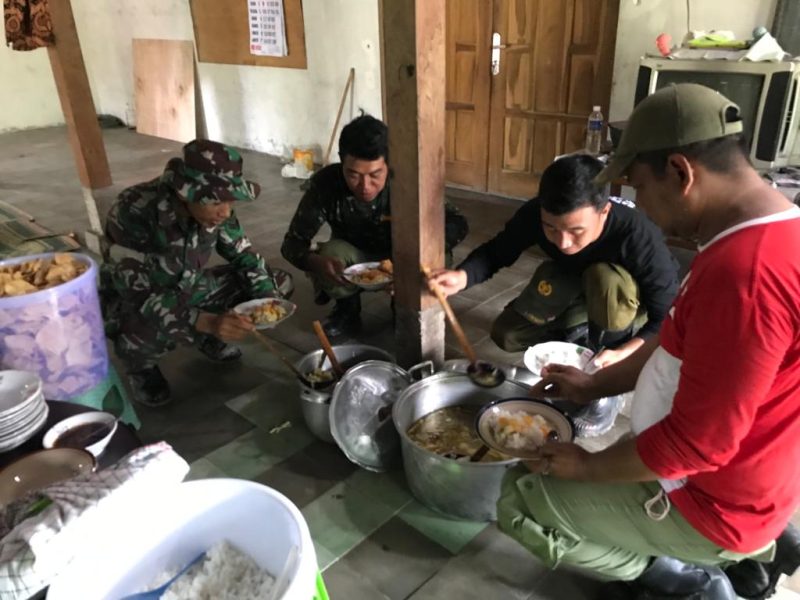 Tak Ada Perbedaan, TNI Dan Warga Nikmati Makan Siang Bersama di Lokasi TMMD
