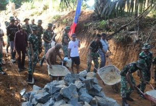 Warga dan Satgas TMMD KE-113 saling bahu membahu Membangun Pembukaan Jalan Sepanjang 1.100 KM.