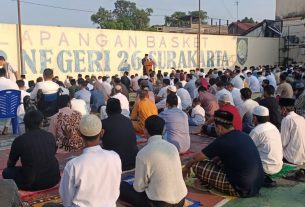 Yakinkan Sholat Idul Fitri Sesuai Prokes, Serma Teguh Terjun Langsung Laksanakan Pengamanan