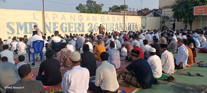 Yakinkan Sholat Idul Fitri Sesuai Prokes, Serma Teguh Terjun Langsung Laksanakan Pengamanan