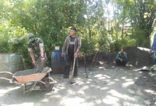 Permudah Angkut Hasil Pertanian, Babinsa Gondangsari Bantu Warga Bangun Rabat Jalan Pertania