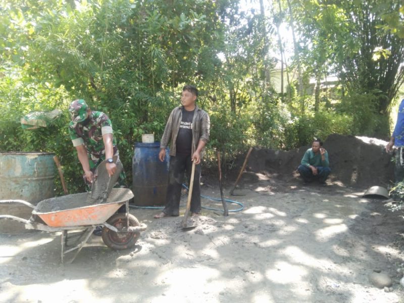 Permudah Angkut Hasil Pertanian, Babinsa Gondangsari Bantu Warga Bangun Rabat Jalan Pertania