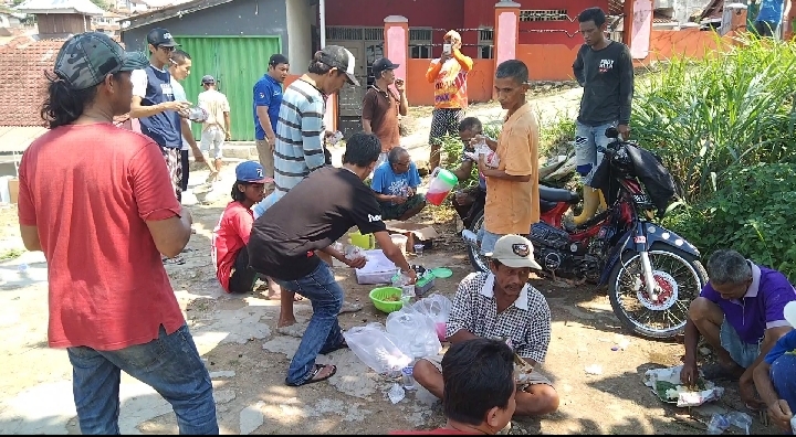 1Warga RT 07 LK 1 Kelurahan Gulak-galik Perbaiki Jalan di 3 Gang Perkampungan