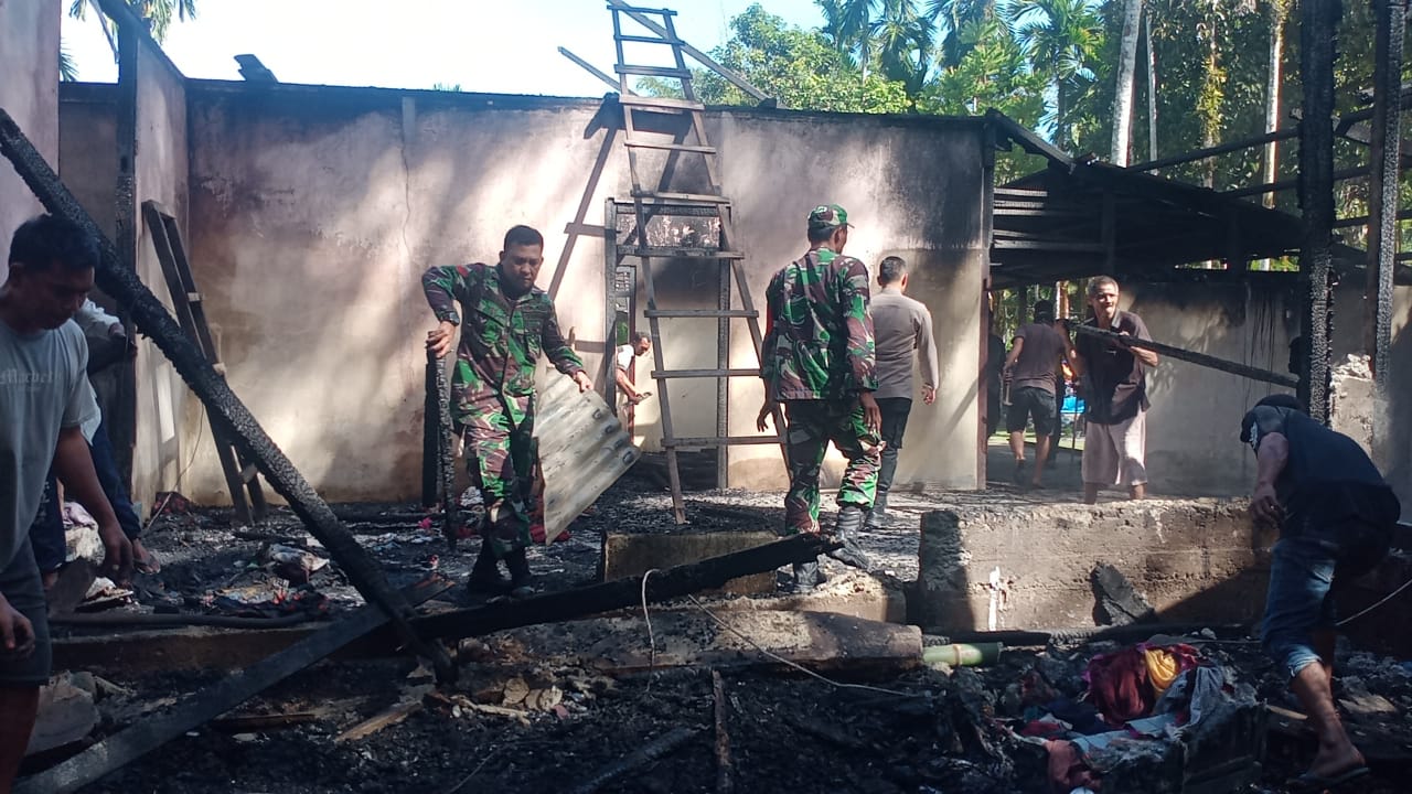 Kepekaan Babinsa Posramil 05/PC Bantu Bersihkan Tumpukan Puing - Puing Rumah Korban Kebakaran
