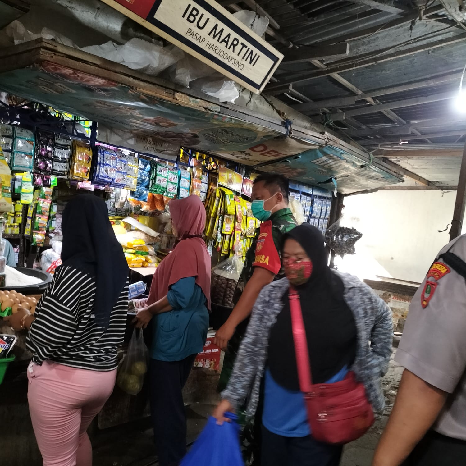 Ada Apa Babinsa Danukusuman Blusukan di Pasar Hardjodaksino.