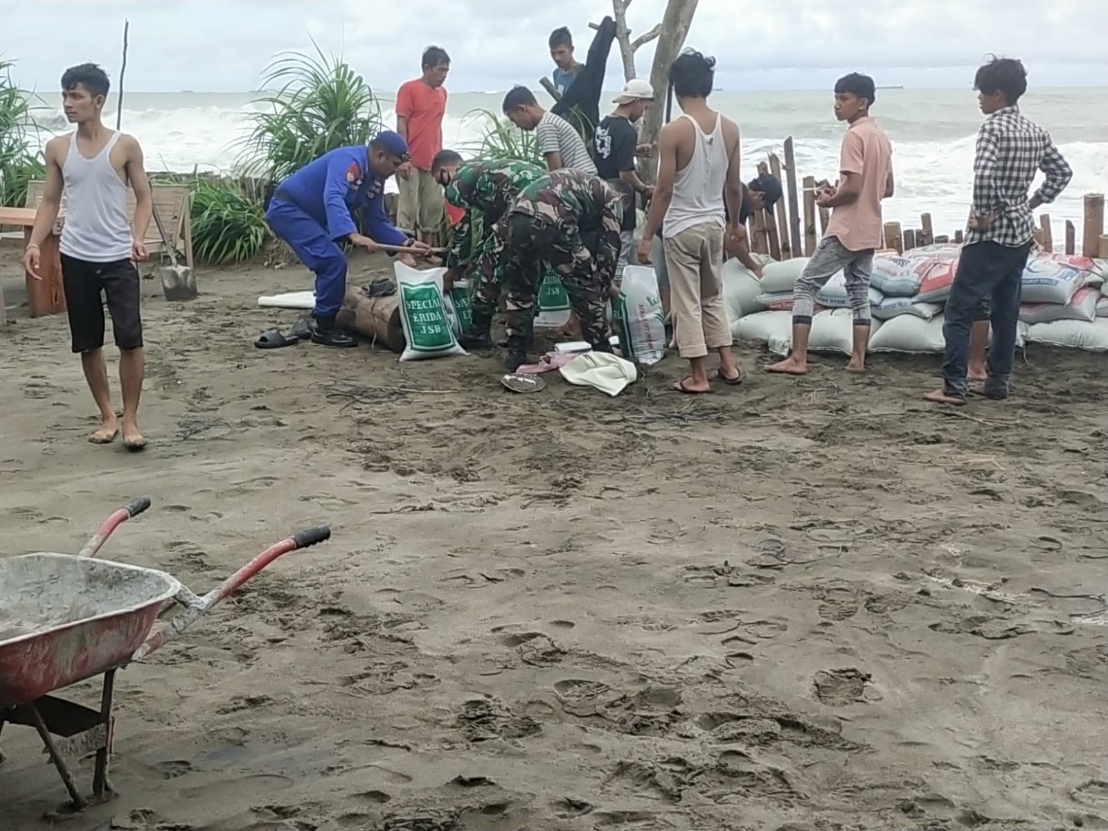 Antisipasi Banjir Rob, Babinsa Koramil 07/JP Bersama Warga Bergotong Royong Membuat Tanggul Pemecah Ombak