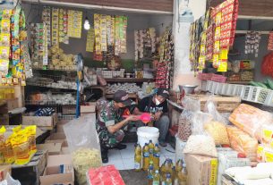 Babinsa Blusukan Pasar Cek Harga Minyak Goreng Curah