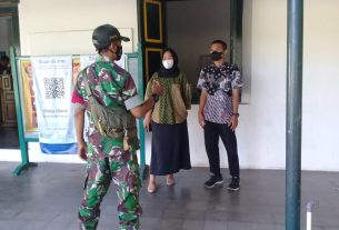 Babinsa Keprabon Berikan Himbauan Prokes di Puro Mangkunegaran Surakarta