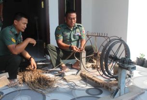 Babinsa Kodim Bojonegoro Sukses Tingkatkan Ekonomi Warga dengan Kerajinan Pelepah Pisang