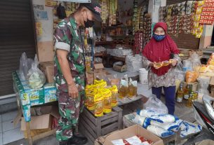Babinsa Koramil 11 Polokarto, Cek harga dan ketersediaan Migor di 4 pasar tradisional Kec. Polokarto..