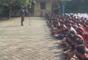 Babinsa Koramil 14/Jatisrono Berikan Pelatihan PBB Dan Belneg Kepada Siswa-Siswi SMPN 2 Jatisrono