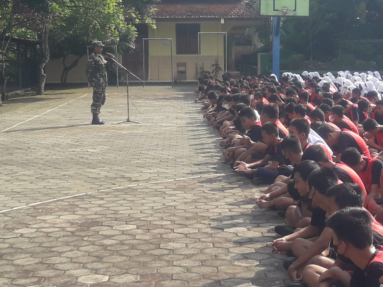 Babinsa Koramil 14/Jatisrono Berikan Pelatihan PBB Dan Belneg Kepada Siswa-Siswi SMPN 2 Jatisrono