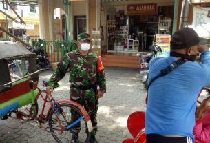 Babinsa Pucangsawit Terapkan Prokes Ketat Kepada Abang Becak di Wilayah Binaan