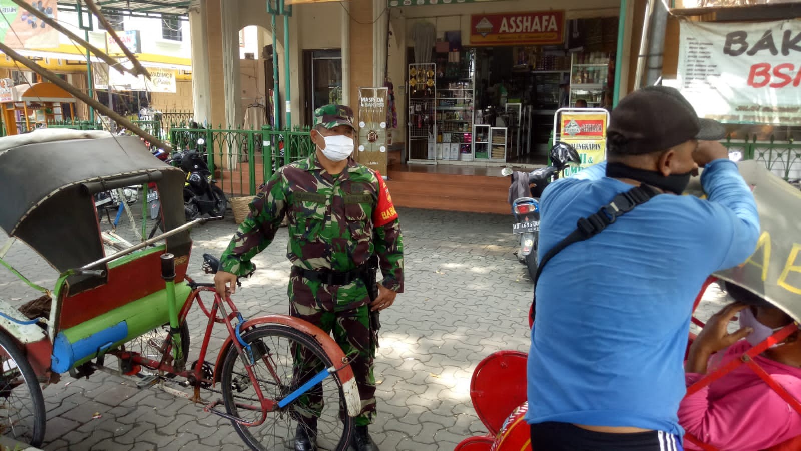 Babinsa Pucangsawit Terapkan Prokes Ketat Kepada Abang Becak di Wilayah Binaan