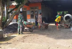 Babinsa Sambi Ikut Gotong Royong Cor Jalan