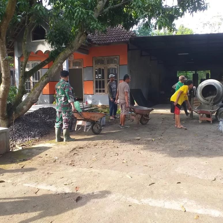 Babinsa Sambi Ikut Gotong Royong Cor Jalan