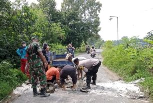 Babinsa Sawit Dan Warga Gotong Royong Tutup Jalan Berlubang