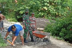 Babinsa Tempursari Turun Langsung Turut Pengecoran Jalan Berlubang