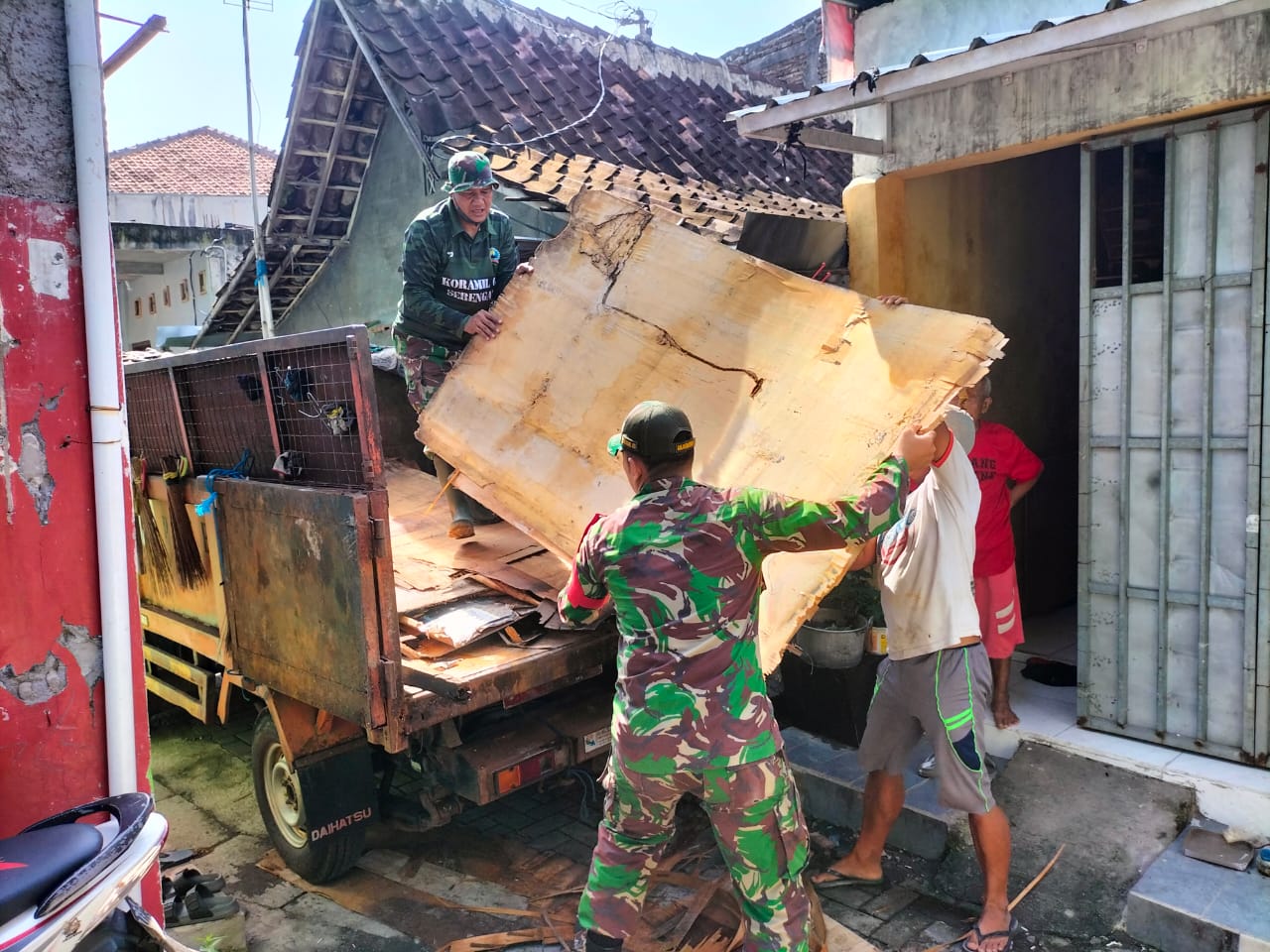 Babinsa Tipes ajak Warga Kerja Bakti Bersihkan Lingkungan