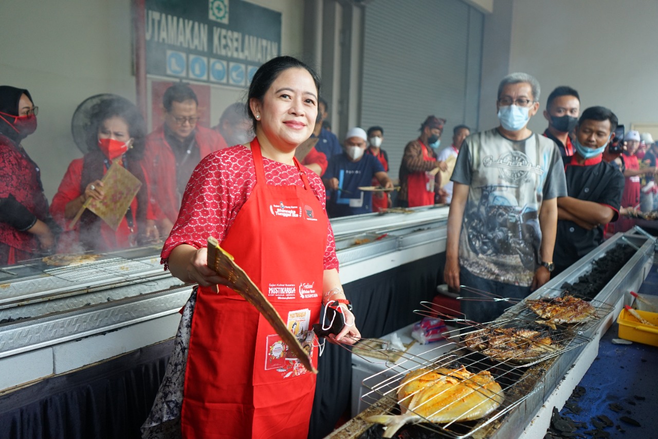 Bakar Ikan di Festival Kuliner PDIP, Puan Ajak Giatkan Tanam Umbi-umbian Demi Atasi Krisis Pangan